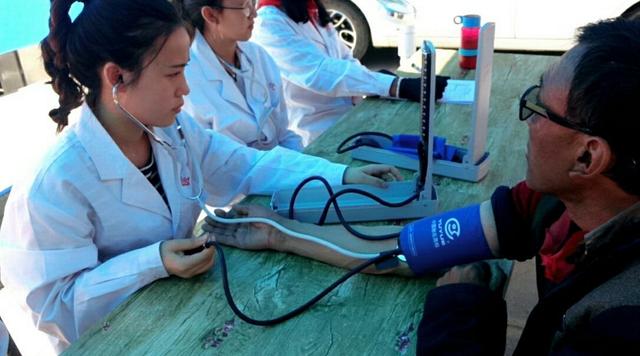 高血压的人，三餐怎么吃才健康？饭前3个原则，血压不乱升！