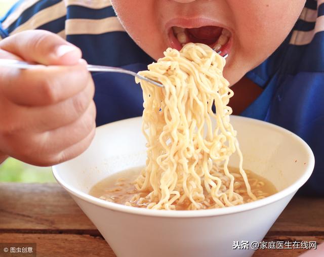 连续吃一个月方便面，对身体有什么影响？4个危害常伴左右