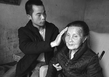 关爱孤寡老人：“兵儿子”与阿妈妮的故事