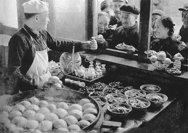 70年代农村吃饭老照片，瞬间刷爆