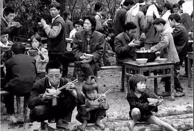 70年代农村吃饭老照片，瞬间刷爆
