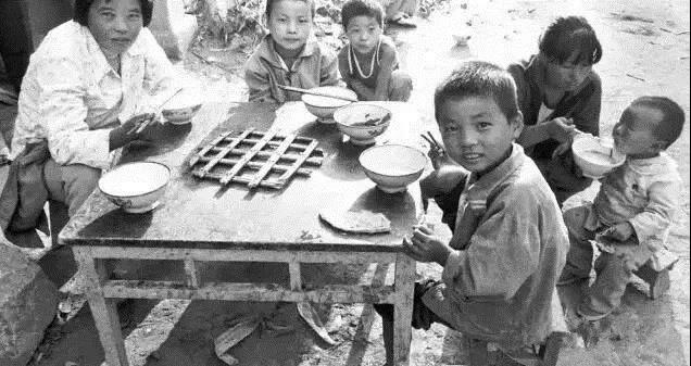 70年代农村吃饭老照片，瞬间刷爆