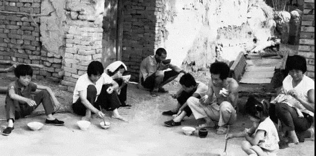 70年代农村吃饭老照片，瞬间刷爆