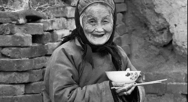 70年代农村吃饭老照片，瞬间刷爆