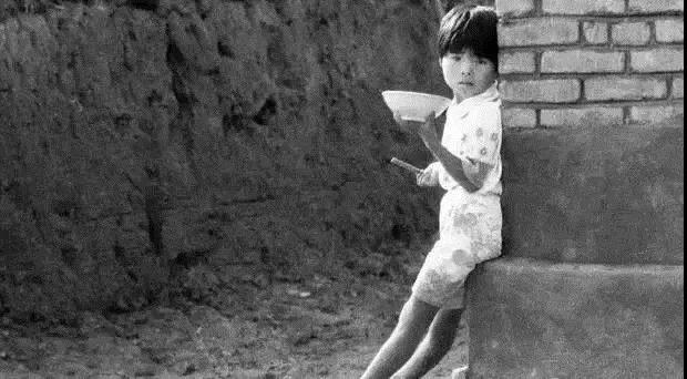 70年代农村吃饭老照片，瞬间刷爆