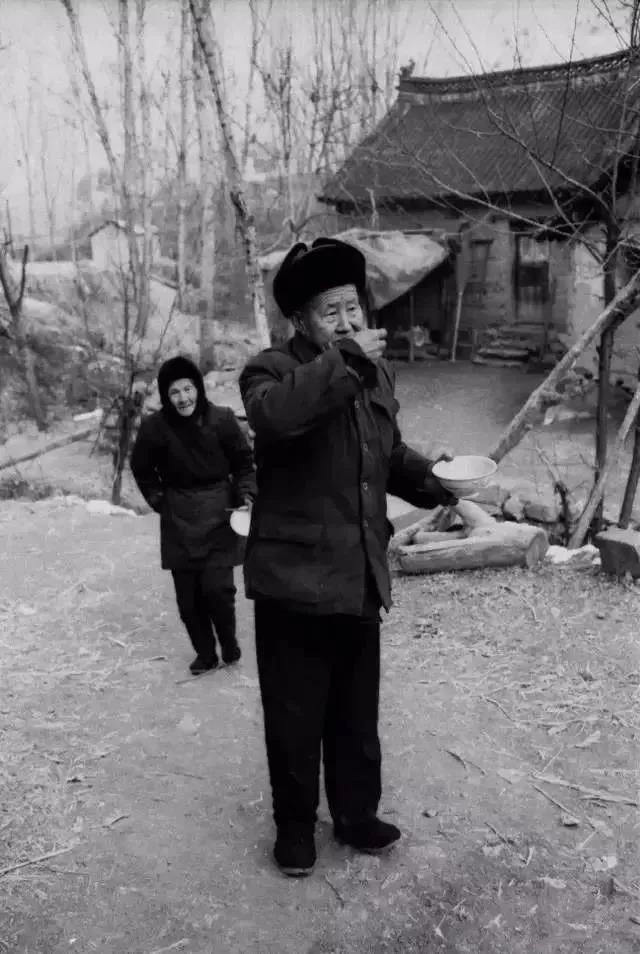 70年代农村吃饭老照片，瞬间刷爆