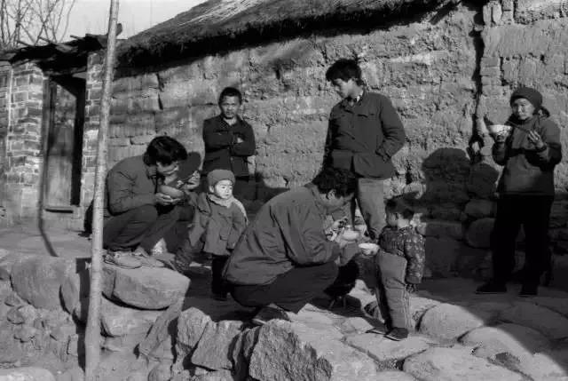 70年代农村吃饭老照片，瞬间刷爆