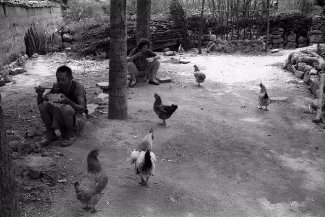 70年代农村吃饭老照片，瞬间刷爆