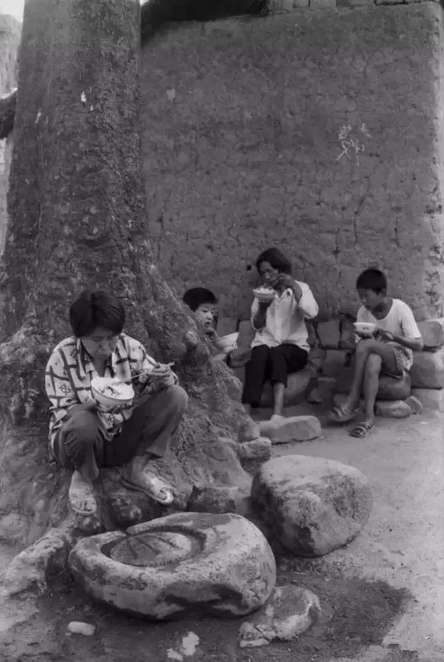 70年代农村吃饭老照片，瞬间刷爆
