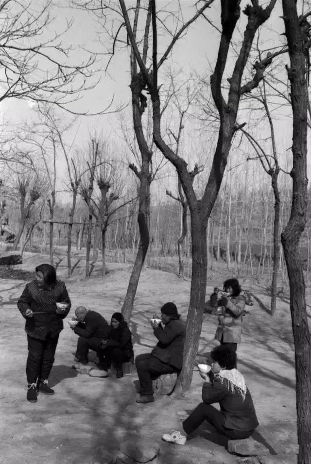 70年代农村吃饭老照片，瞬间刷爆