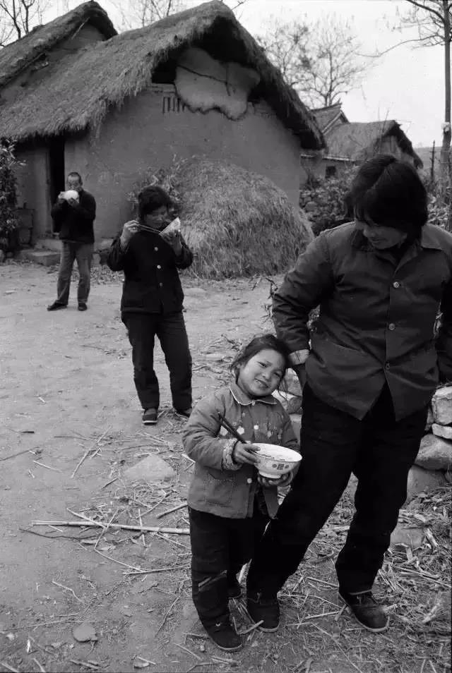 70年代农村吃饭老照片，瞬间刷爆