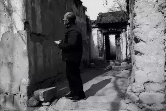70年代农村吃饭老照片，瞬间刷爆