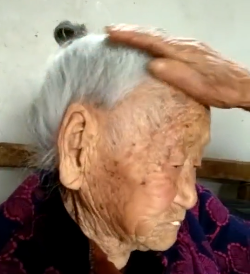【视频】多么贴心的抱团取暖，祝二老健康长寿