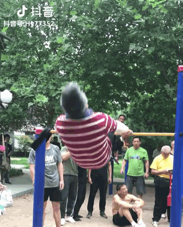公园健身的大爷大妈有多野？看得目瞪口呆！