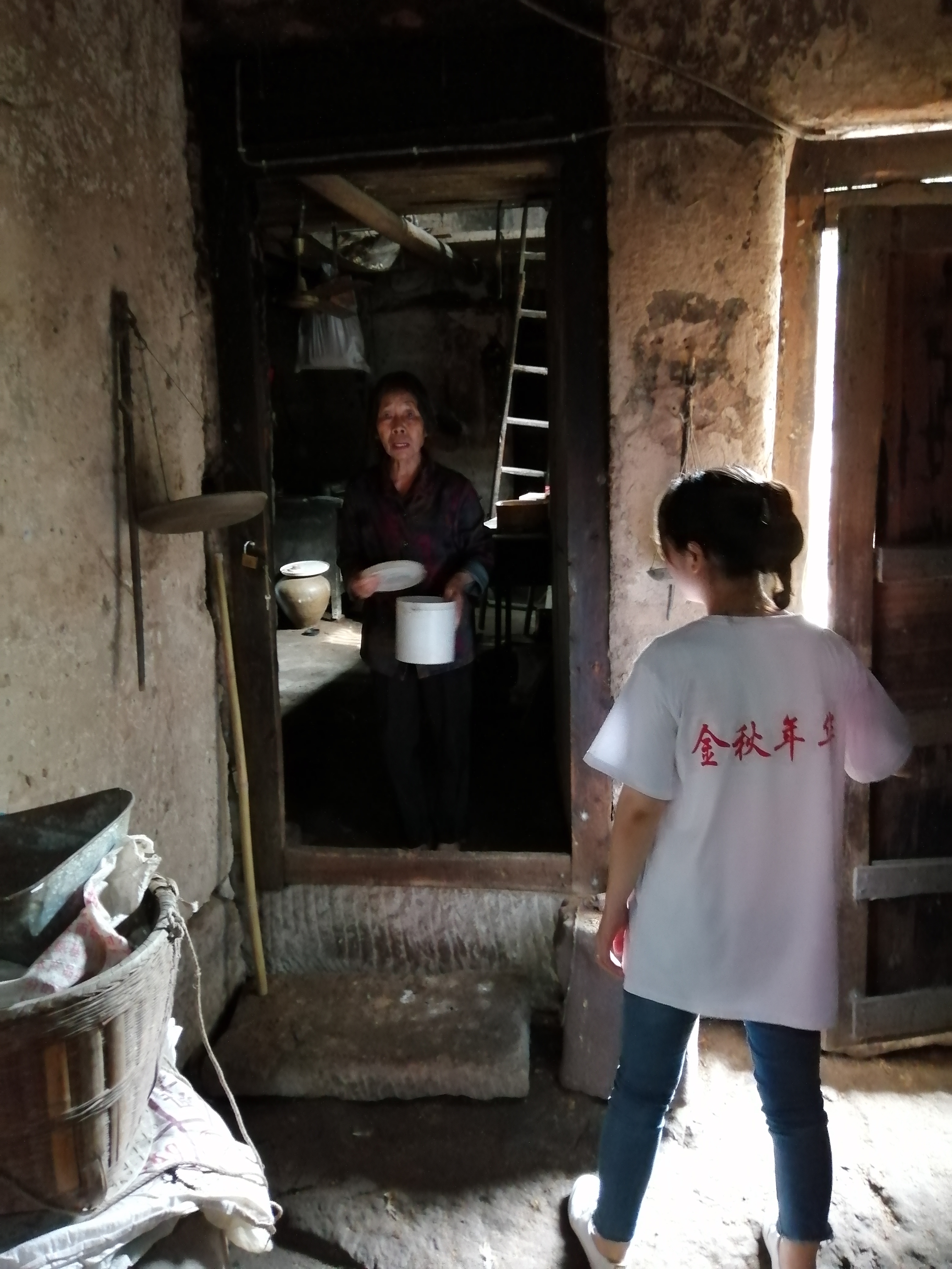 地震无情人有情      金秋年华献爱心