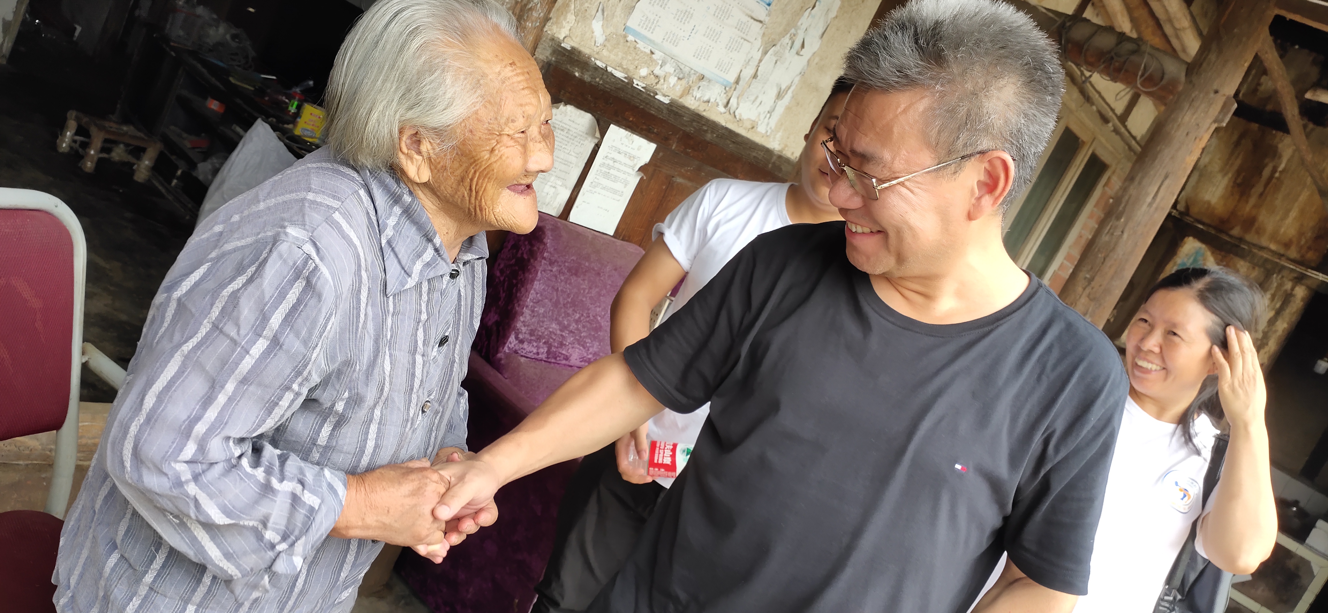 金秋年华   关爱在行动