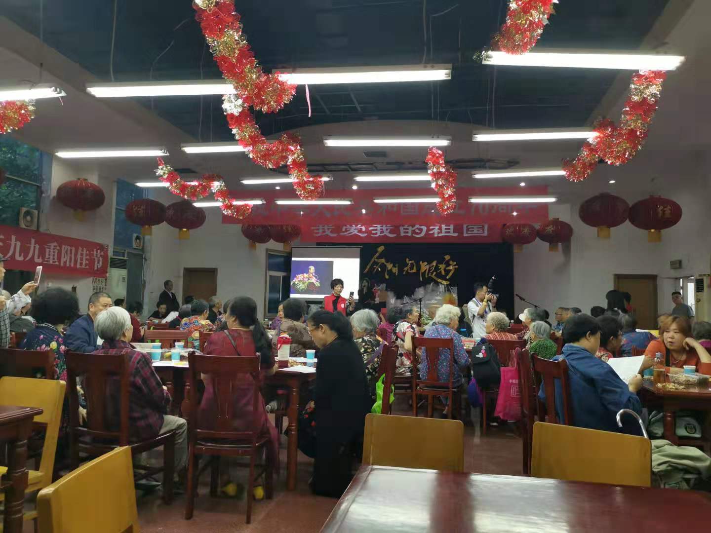 庆国庆 迎重阳  关爱老人进社区  