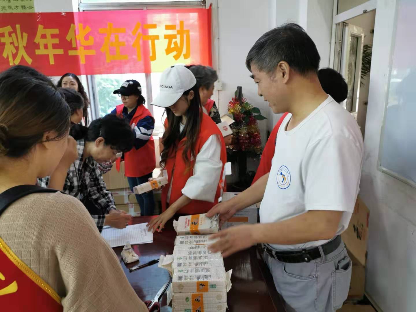 庆国庆 迎重阳  关爱老人进社区  