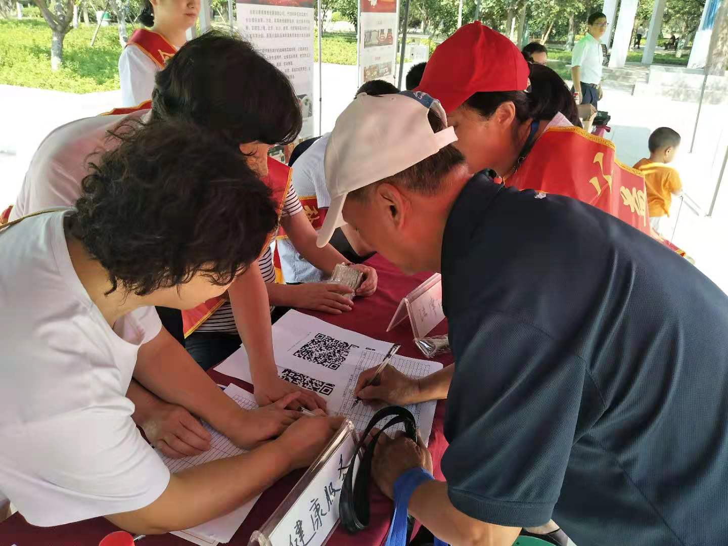 庆国庆 迎重阳  关爱老人进社区  