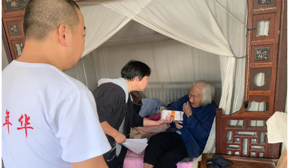 小小的慰问品，深深的感激情