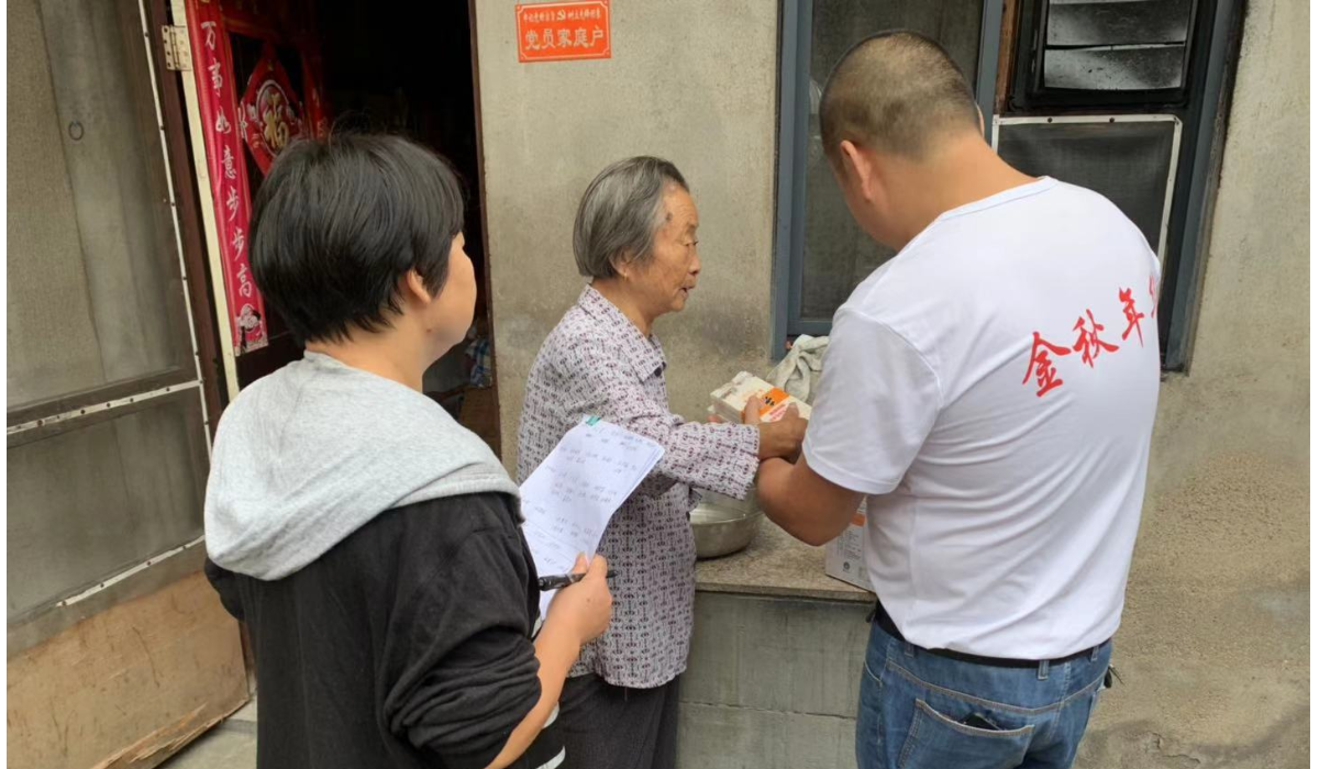 小小的慰问品，深深的感激情