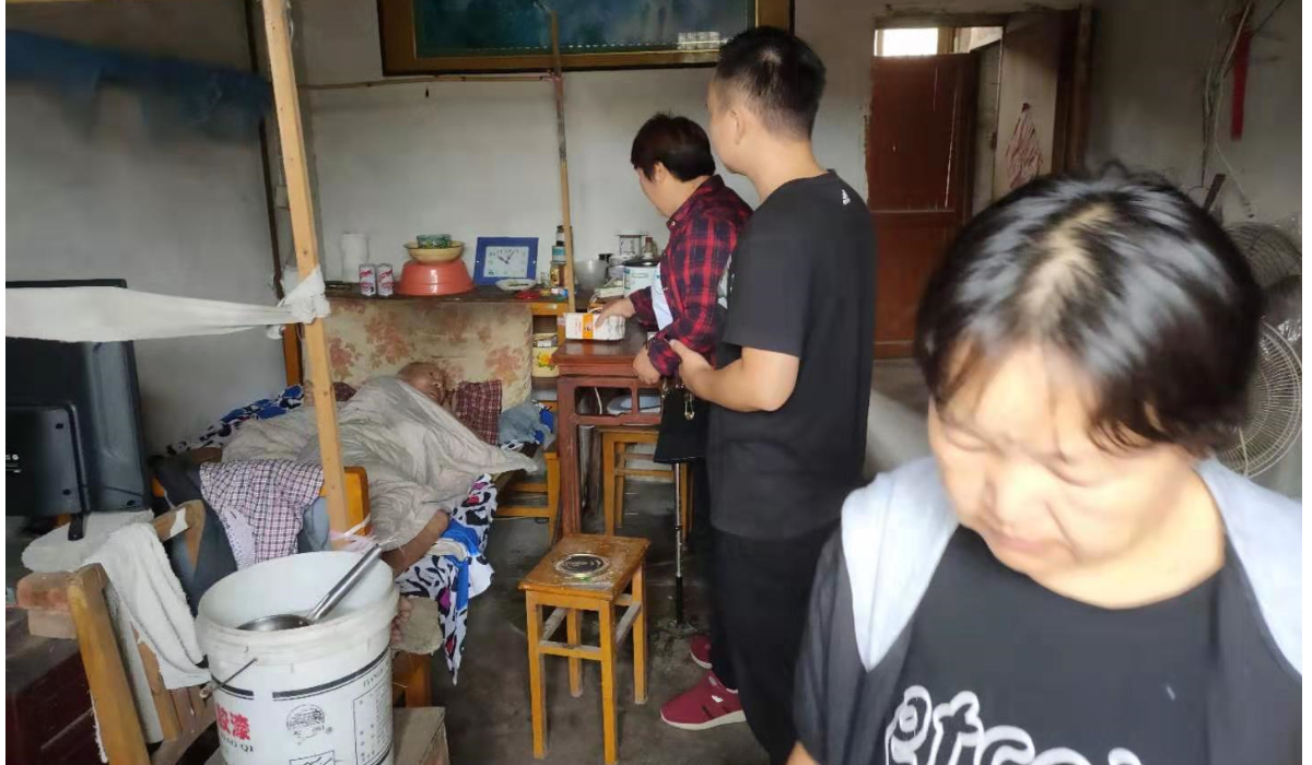 小小的慰问品，深深的感激情
